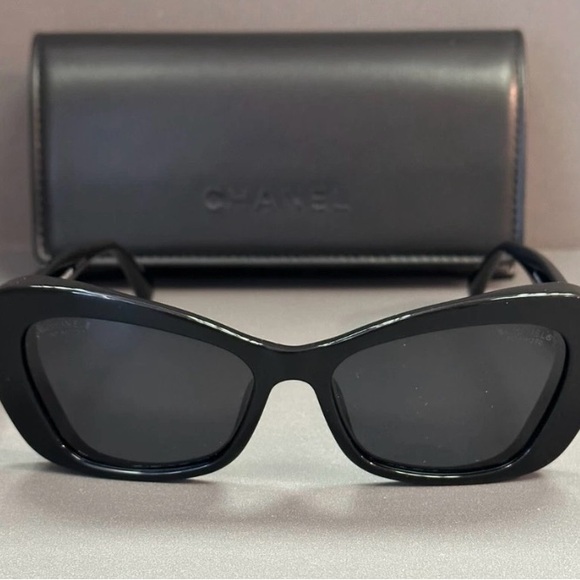 CHANEL Elegant Black Sunglasses - Picture 1 of 8